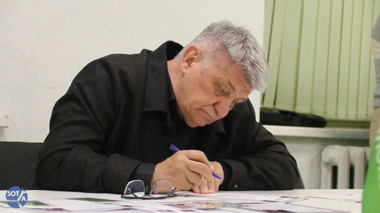 В поздравлении подчеркнули вклад Сокурова в национальный кинематограф и его влияние на молодое поколение, хотя в последние годы режиссёр сталкивается с ограничениями в прокате и был исключён из профильного совета.