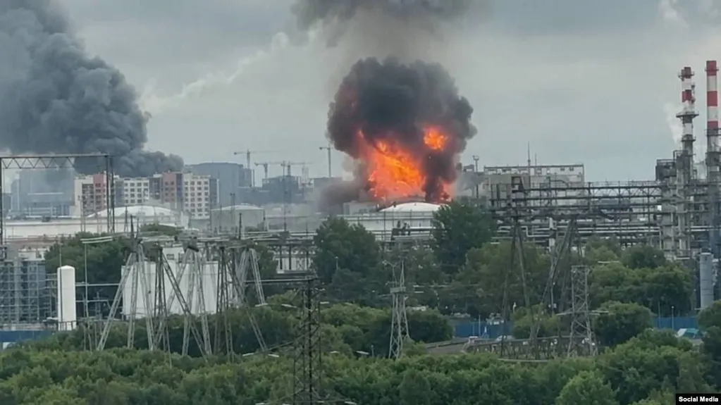 Ночью 18 июня по Москве и Московской области нанесён массированный удар беспилотниками: поражён нефтеперерабатывающий завод в Капотне, горели торговые комплексы и отмечаются разрушения в жилых районах.