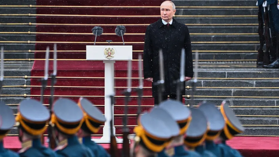 Правительство планирует увеличить расходы на войну примерно на 40% сверх плана, несмотря на растущий дефицит (более 6 трлн руб.). Для покрытия расходов готовы сократить гражданские статьи, использовать резервы и брать дополнительный долг.