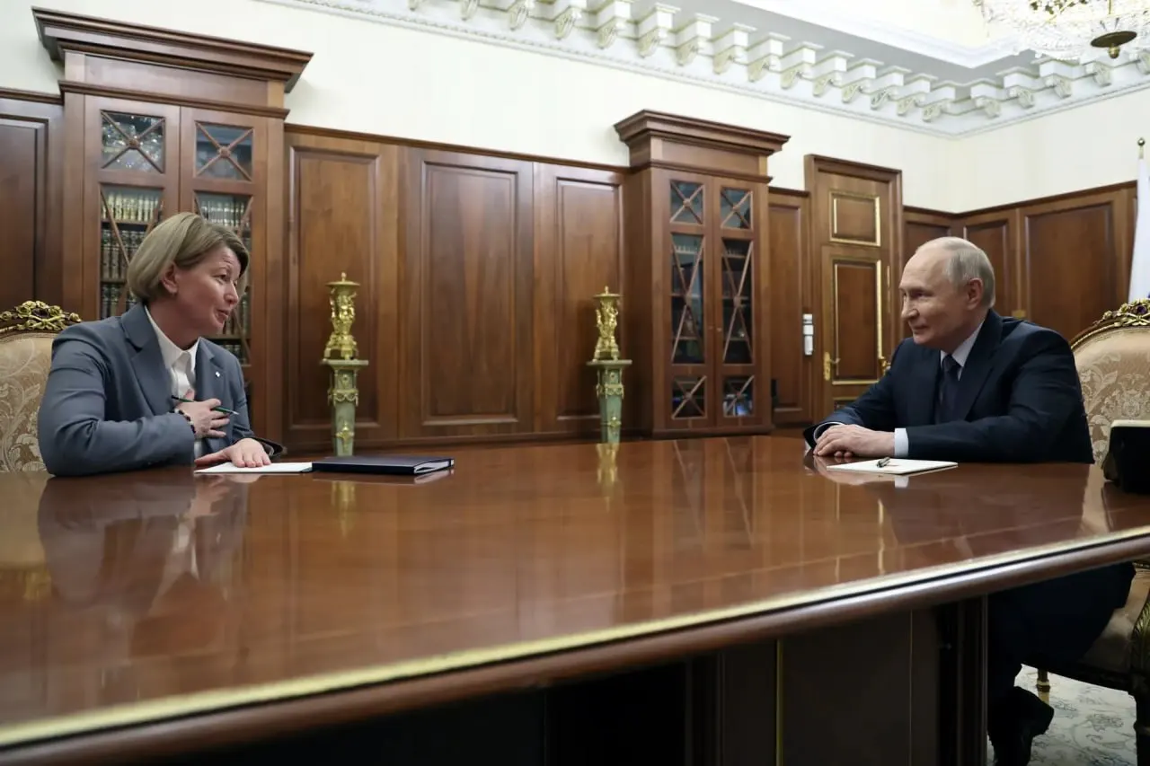 Президент подписал указ: Александр Бречалов освобождён от должности, Ольга Абрамова назначена врио главы республики. Пресс‑служба Кремля опубликовала фото встречи.