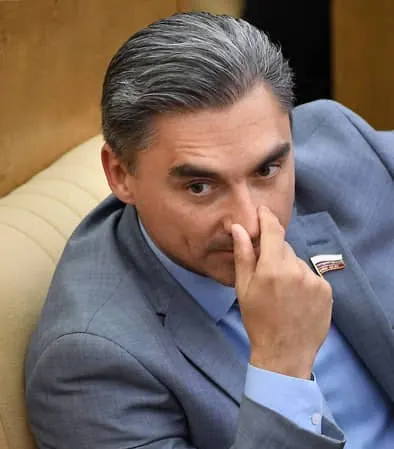 Депутат заявил, что мессенджер может сохранить «легальную работу» при условии регистрации представительства в России, переноса данных и сотрудничества со спецслужбами; россиянам рекомендовано временно воздержаться от финансовых операций в приложении. ФСБ сообщила о заочном обвинении Дурова в содействии терроризму.