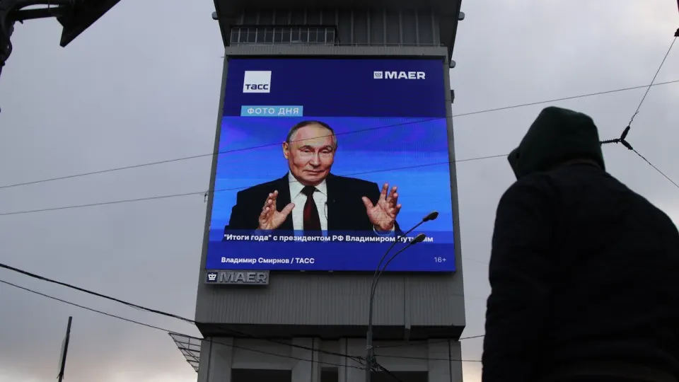 Минэкономразвития сообщает о росте ВВП в первом полугодии на 0,3%. Рост замедлился по сравнению с прошлым годом, он во многом подпитывался военным сектором, тогда как гражданские отрасли сокращаются. Прогноз на год близок к нулю.
