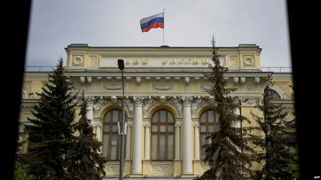 ЦБ расширил доступ к криптовалютам на биржах: розничным инвесторам — лимиты, квалифицированным — без ограничений; закон о цифровых валютах вступит в силу в 2026 году.