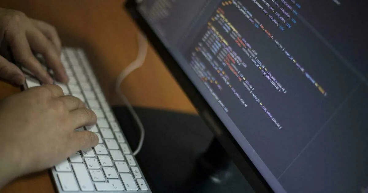Мошенники выдают подставную платформу для регистрации учителей якобы для ведения дневника успеваемости, скрывая целью кражу персональных данных через Госуслуги.