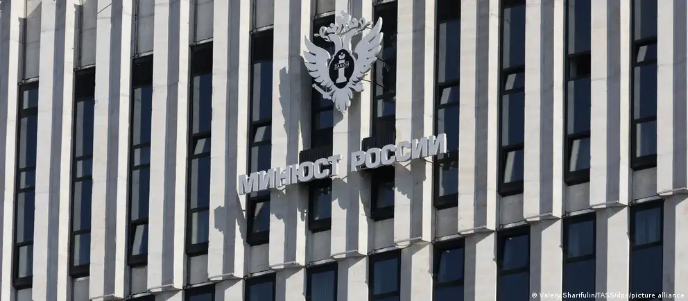 Минюст РФ расширил перечень нежелательных организаций на шесть позиций, включив Фонд защиты прав человека и ряд международных проектов, а также антивоенные сообщества.