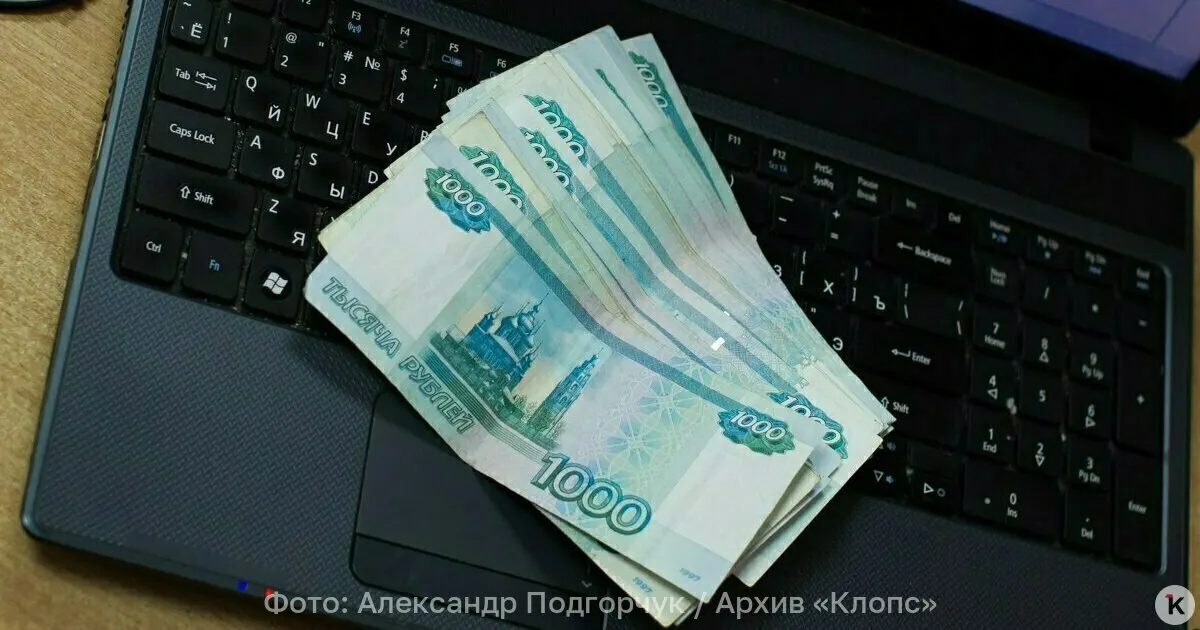 Обсуждается перспектива выпуска пластиковых банкнот в России, включая экономические преимущества и меры защиты от подделок.
