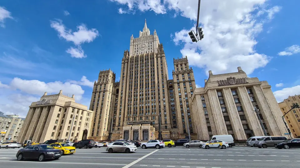 Российские дипломаты заявили о недопустимости паузы в боевых действиях без устранения корня кризиса и подчеркнули готовность продолжать дипломатические усилия на основе конкретных условий.