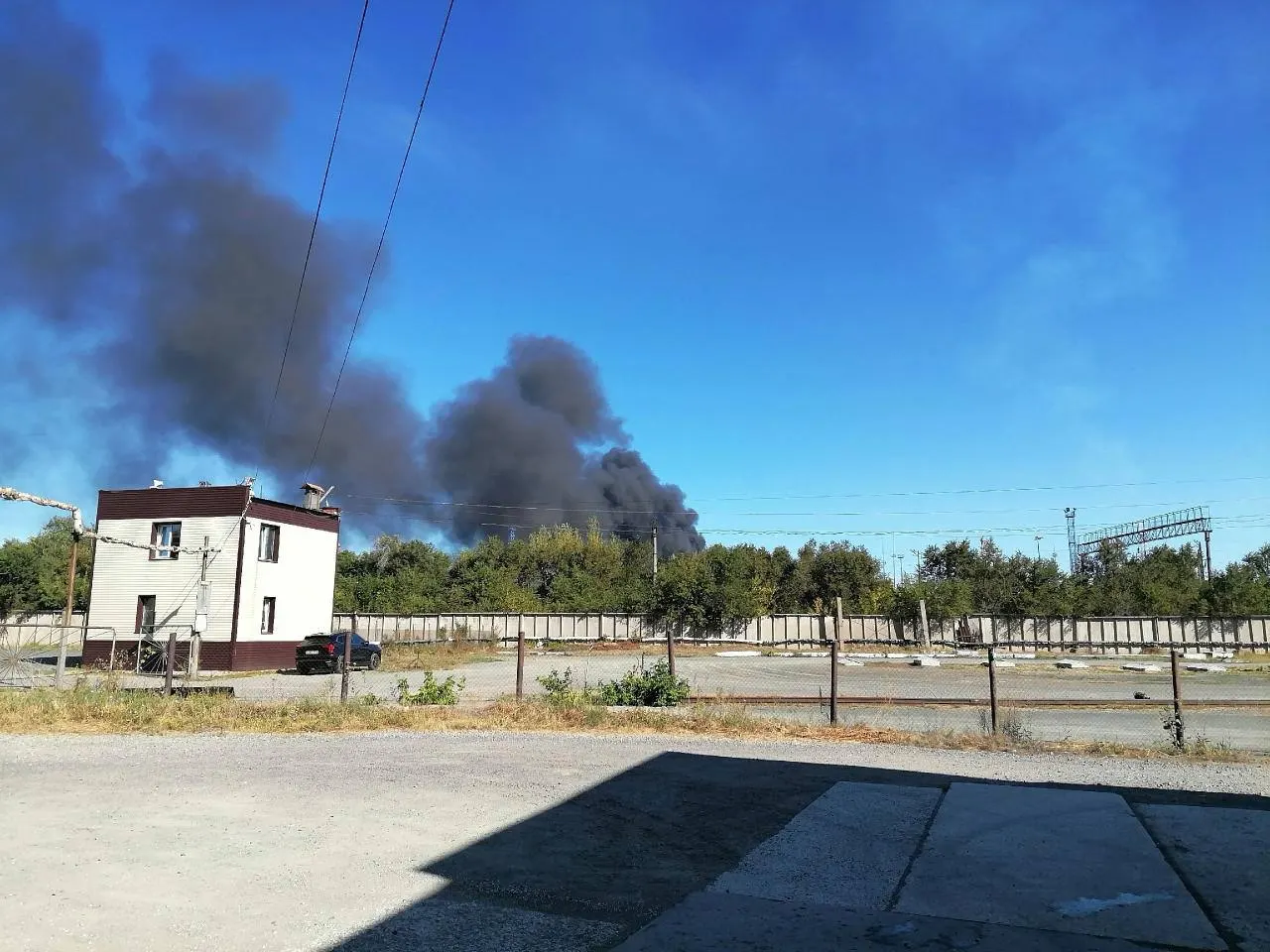 Горожане призывают оставаться дома и укрываться; возможны перебои с мобильной связью, ситуация может затронуть соседний Оренбургский регион.