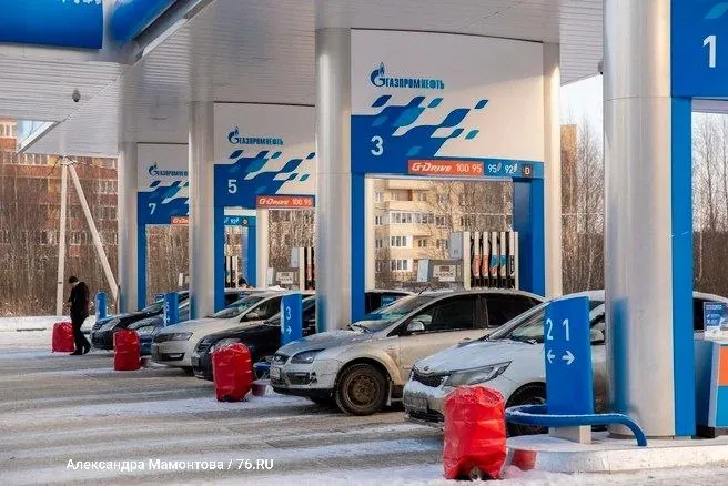 Газпромнефть отменил действующие лимиты на заправках Петербурга и Ленобласти; аналогичные меры распространились на Москву и еще девять регионов.