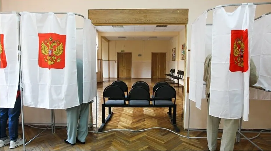 Документ, выпущенный Общественной палатой и Независимым общественным мониторингом, предлагает поддерживать решения избиркомов и определить роль наблюдателя как посредника — это вызывает критику со стороны ряда партий.