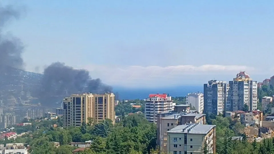 Украина атаковала побережье Ялты с помощью морских и воздушных дронов; в городе возник пожар на набережной. Местные власти призвали жителей покинуть опасные зоны.