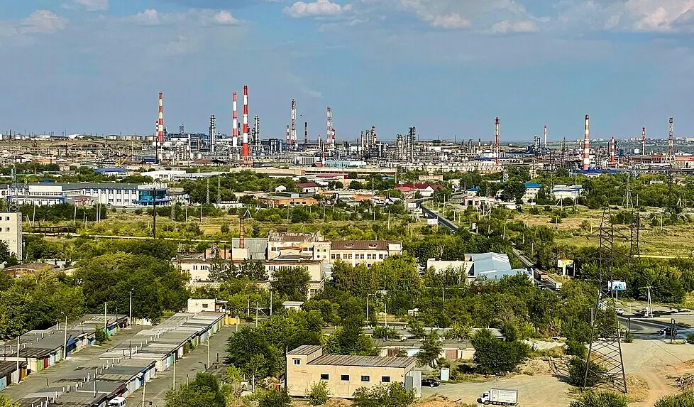 После ударов по НПЗ в разных регионах России вводят ограничения на продажу топлива; фиксируются очереди и сбои поставок, ситуация остаётся напряжённой.