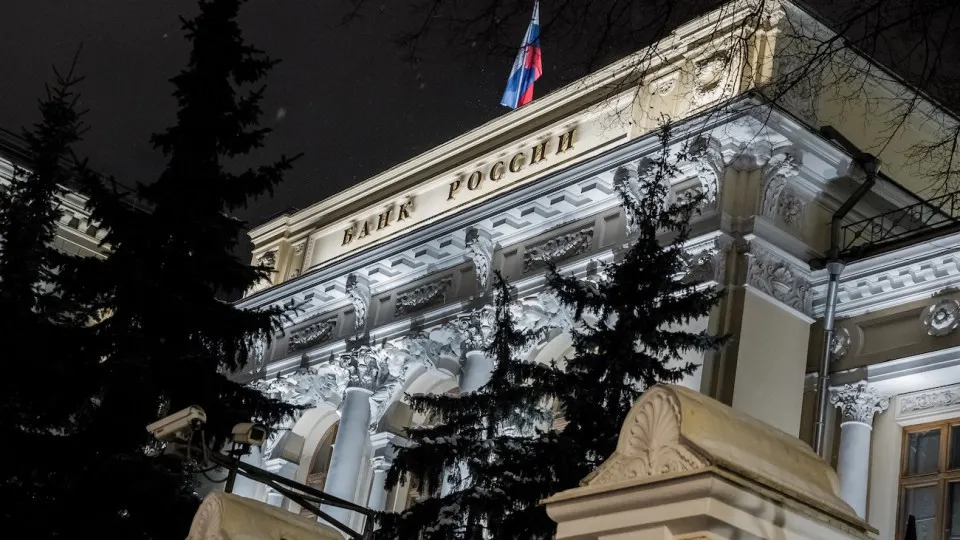 Центральный банк России расширил сервис уведомлений, чтобы сообщать о лицах, которые фактически управляют банковскими и страховыми компаниями, но не занимают официальные должности.