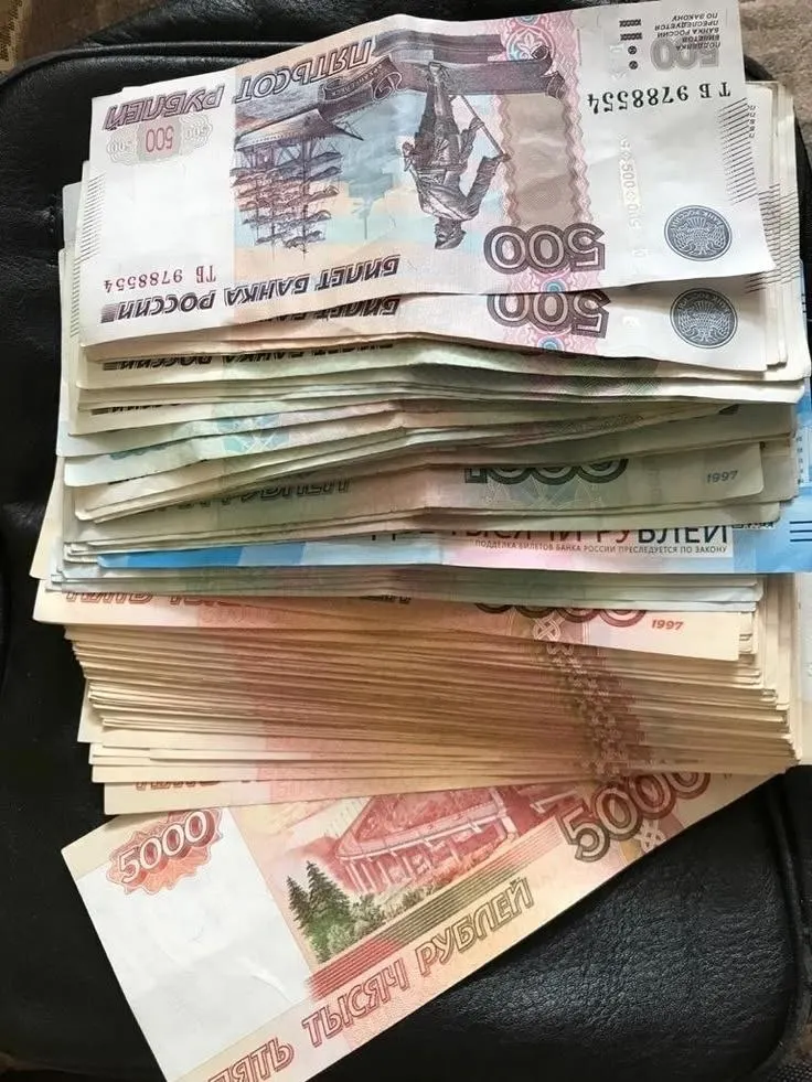 Госдума рассматривает предложение о введении для всех работающих обязательной годовой премии, часто называемой 13-й зарплатой; инициатива принадлежит депутату.