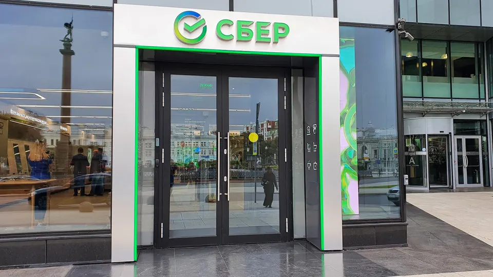Дефолтные активы крупнейшего банка растут, усиливая давление на экономику и корпоративный портфель.