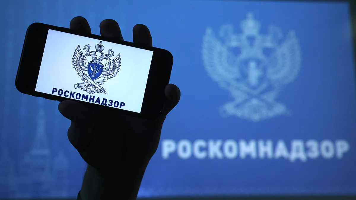 Регулятор сослался на «пропаганду нетрадиционных сексуальных отношений». Редакция сообщила о блокировке с 23 апреля, требует разъяснений и намерена продолжать работу внутри России.