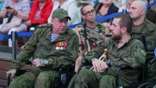 С июня 2023 года для участников боевых действий открыто более 2,7 тысячи специализированных кабинетов, запущено приложение для раннего выявления расстройств, а власти ищут способы привлечь к работе ветеранов прошлых войн.