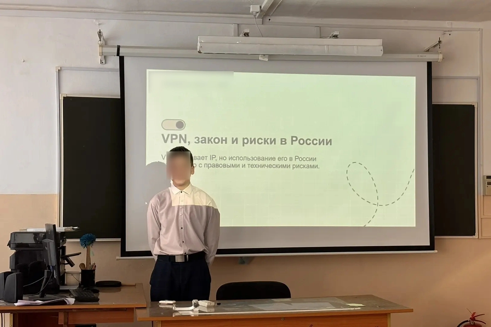 В учебных заведениях разных регионов России школьникам и их родителям начали проводить занятия о рисках использования VPN‑сервисов, утечках персональных данных и юридических последствиях онлайн-активности.