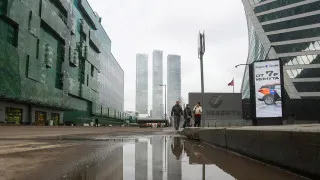 Большинство российских работодателей до конца года откажутся от расширения штатов из‑за снижения спроса на продукцию и услуги. Дефицит кадров постепенно сокращается, а вместо прямых сокращений компании переводят сотрудников на неполную занятость.