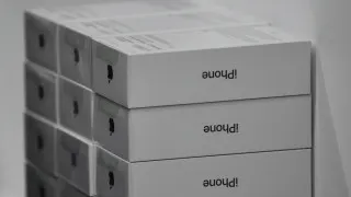 У российских продавцов накопились крупные запасы дорогих смартфонов Apple и Samsung. Из‑за падения спроса и снижения покупательной способности им приходится заметно снижать цены и распродавать гаджеты со скидками.