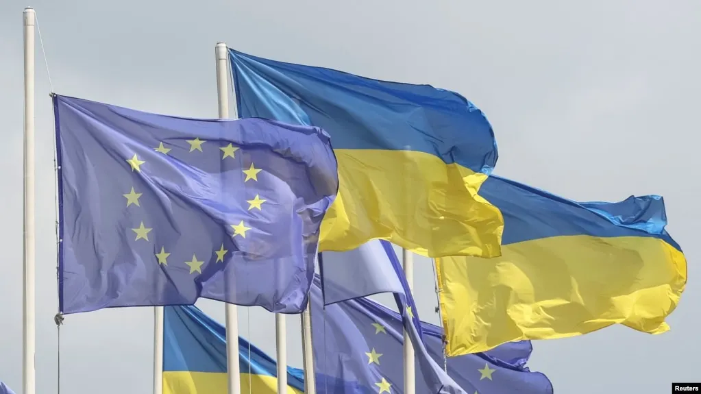 Евросоюз единогласно согласовал кредитную программу для Украины на 90 млрд евро и 20-й пакет санкций против России; средства планируется направить на армию, производство вооружений и поддержку граждан.