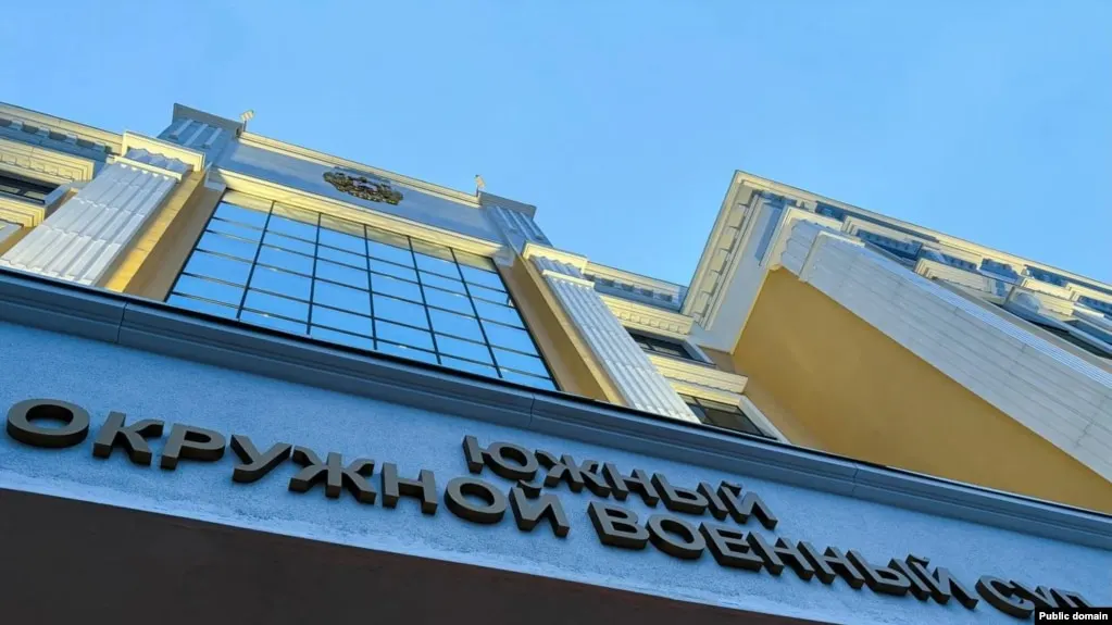 Южный окружной военный суд приговорил трёх молодых людей к срокам от восьми до десяти лет лишения свободы по делу о подготовке поджога военкоматов в Ростове-на-Дону. По версии следствия, они собирались забросать здания «коктейлями Молотова», но были задержаны ФСБ ещё на стадии подготовки.