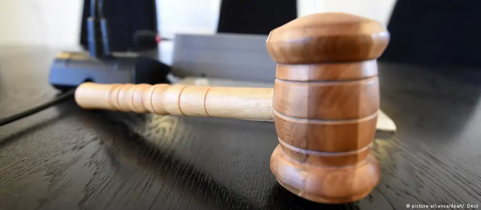 Советский районный суд Воронежа назначил 24‑летнему мужчине год исправительных работ и удержание 10% зарплаты по статье о демонстрации запрещённой символики. Дело основано на рапорте сотрудника Центра «Э».