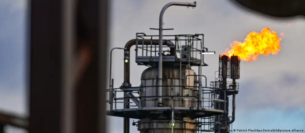 С мая 2026 года планируется остановка транзита казахстанской нефти по трубопроводу «Дружба», который поставлял сырьё на крупный НПЗ в Шведте. Эксперты объясняют возможные мотивы решения и оценивают последствия для региона и немецкой экономики.