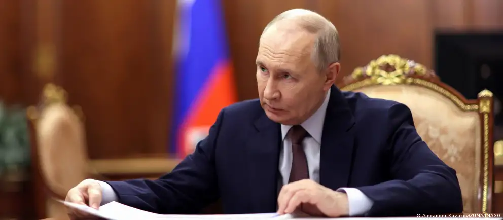 Президент России подписал закон, который меняет правила антикоррупционного контроля: государство перестанет проверять сделки чиновников и их семей, заключённые до поступления на госслужбу, а в декларациях теперь нужно указывать только общий семейный доход.