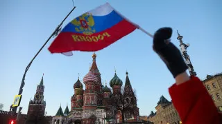 Просроченная кредиторская задолженность российских компаний перед поставщиками и контрагентами выросла до рекордных 8,2 трлн рублей, что эквивалентно почти 4% ВВП. Больше всего страдают обрабатывающая промышленность и торговля, а эксперты связывают ситуацию с ростом налогов и сокращением госрасходов.