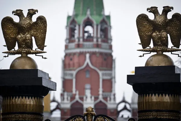 В ряде релизов российских стримингов в начале фильма стали показывать уведомления о сокращённых сценах — платформы говорят, что пометки ставят правообладатели, а практика связана с новым законодательством о «дискредитации» традиций.