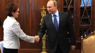 С начала 2026 года Банк России реализовал более 21 тонны золота, снижая долю драгметалла в резервах и направляя вырученные средства на финансирование растущего бюджетного дефицита на фоне слабых нефтегазовых доходов.