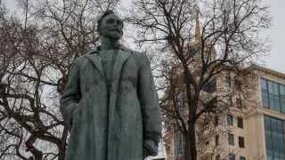 Президентским указом Академии ФСБ возвращено почётное наименование в честь Феликса Дзержинского, основателя ВЧК и организатора красного террора. Решение сопровождается напоминанием о роли Дзержинского в создании советской системы госбезопасности и спорами вокруг его символического наследия.