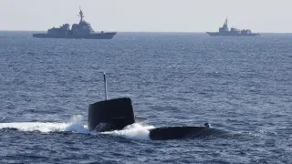 Правительство Японии кардинально пересмотрело послевоенную доктрину и разрешило экспорт летальных вооружений, открыв путь к активному участию страны на мировом рынке оружия при сохранении жесткого контроля и исключений для зон боевых действий.