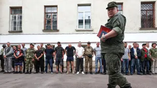 Минобороны подготовило поправки, позволяющие проверять военнослужащих на алкогольное опьянение прямо в частях с помощью экспресс-тестов, без обязательной доставки в медучреждения. Инициатива связана с трудностями эвакуации личного состава в условиях боевых действий и жалобами на набор в армию людей с алкогольной зависимостью.