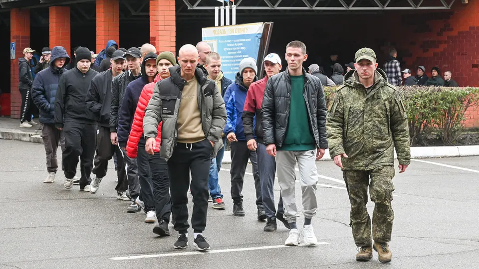 Молодому человеку запретили выезд после появления записи о повестке в электронном воинском учете. Правозащитники советуют как можно раньше обжаловать такие запреты и при необходимости переходить к жалобам и судам.