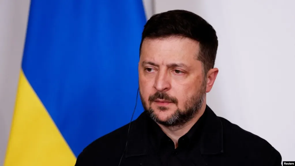 Президент Украины выразил опасение, что объявленное Москвой перемирие на период празднования Дня Победы может служить обеспечением спокойного проведения парада, а не реальным прекращением огня.