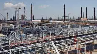 Новокуйбышевский и Туапсинский нефтеперерабатывающие заводы остановили переработку нефти после атак беспилотников, ранее удары приводили к остановкам крупных НПЗ в Нижегородской, Саратовской и Ленинградской областях.
