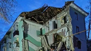 В Сызрани Самарской области украинский беспилотник попал в четырёхэтажный жилой дом, частично обрушился подъезд, из-под завалов спасены люди, ещё один дрон поразил десятиэтажку. Ночью ПВО объявило о перехвате более 150 беспилотников над рядом регионов России, временно ограничивалась работа нескольких аэропортов.