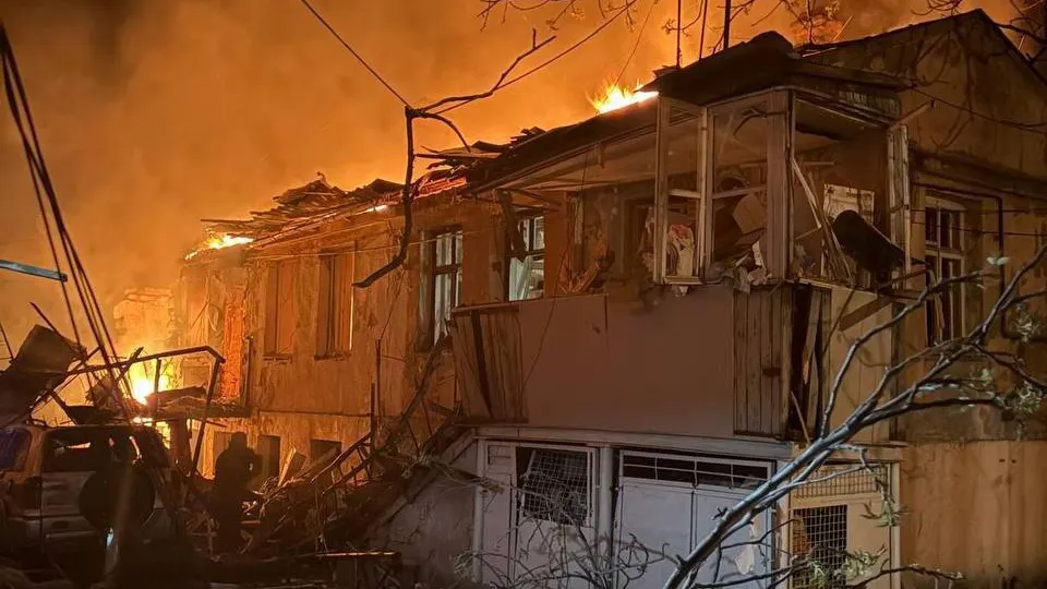 В ночь на 24 апреля российские беспилотники нанесли массированный удар по Одессе, повредив жилые дома и ранив мирных жителей. Есть погибшие, в городе продолжаются аварийно-спасательные работы.