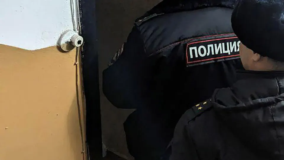 Двое подозреваемых, один из которых несовершеннолетний, задержаны после того, как на дверях квартир троих сотрудников Роскомнадзора были обнаружены молотки со следами бурой жидкости. По факту возбуждено уголовное дело о хулиганстве. Инцидент произошёл на фоне масштабной блокировки Telegram и роста скачиваний VPN.