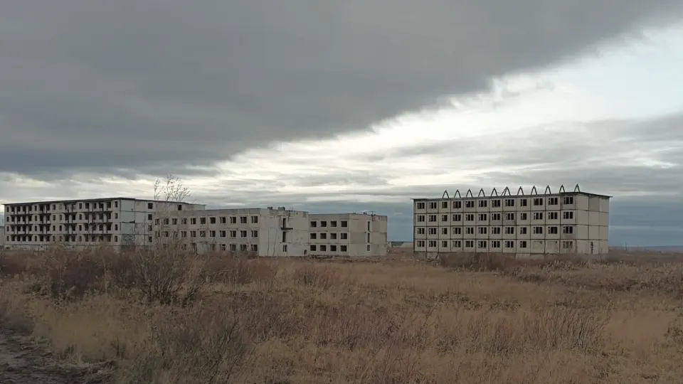 Рождаемость в России продолжает падать одиннадцатый год подряд, обновляя минимумы за два столетия, несмотря на миллиардные демографические программы и кампании в поддержку многодетных семей.