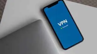 Участники рынка VPN предупреждают: в ближайшее время оплата таких сервисов с российских банковских карт может быть заблокирована, а зачистка серверов усилится из‑за ужесточения требований к хостинг‑провайдерам.