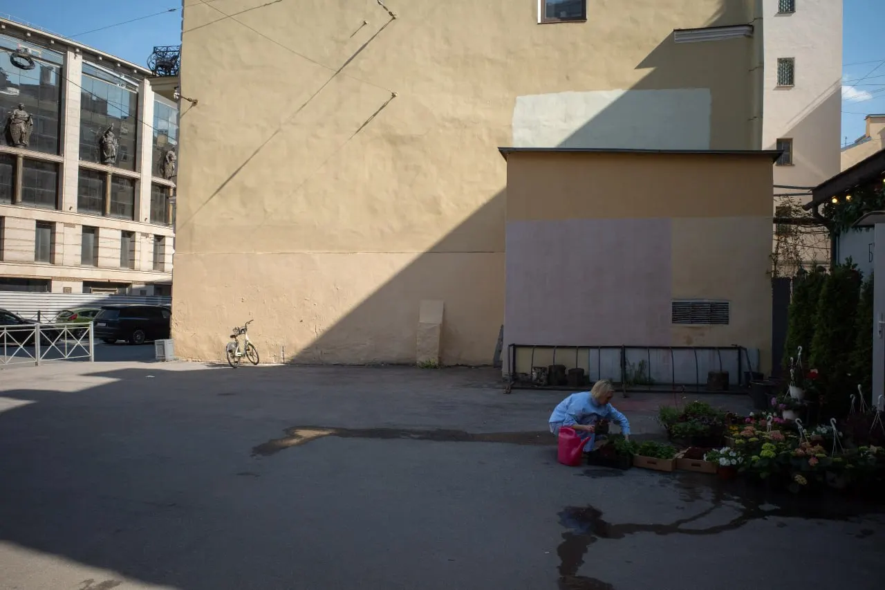 Короткий обзор событий: в Петербурге отменили фестиваль, в Смольном планируют благоустройство сквера, в регионе — арест и новые названия территорий; в стране и мире — законопроект о преследовании эмигрантов, рост числа жертв удара в Луганской области, падение дрона в латвийское озеро и внесение книги в список экстремистских материалов.