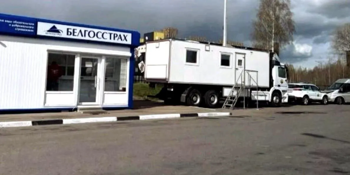 Правозащитники сообщают о выборочных задержаниях и продолжительных проверках россиян на наземной границе с Беларусью: процедуру называют «фильтрацией», её длительность — до восьми часов, а данные проезжающих фиксируют в таблицах.