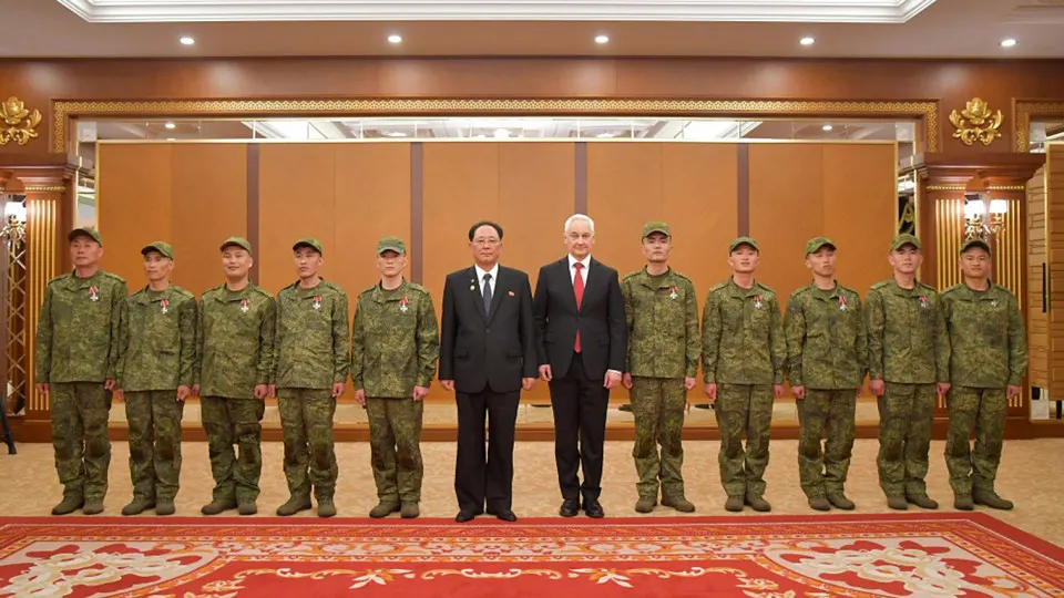 Фотографии, показанные при открытии военного музея в Пхеньяне, указывают на тайную церемонию вручения российских государственных наград офицерам КНДР, которую, по кадрам трансляции, могло пройти в Москве 3 декабря 2025 года.