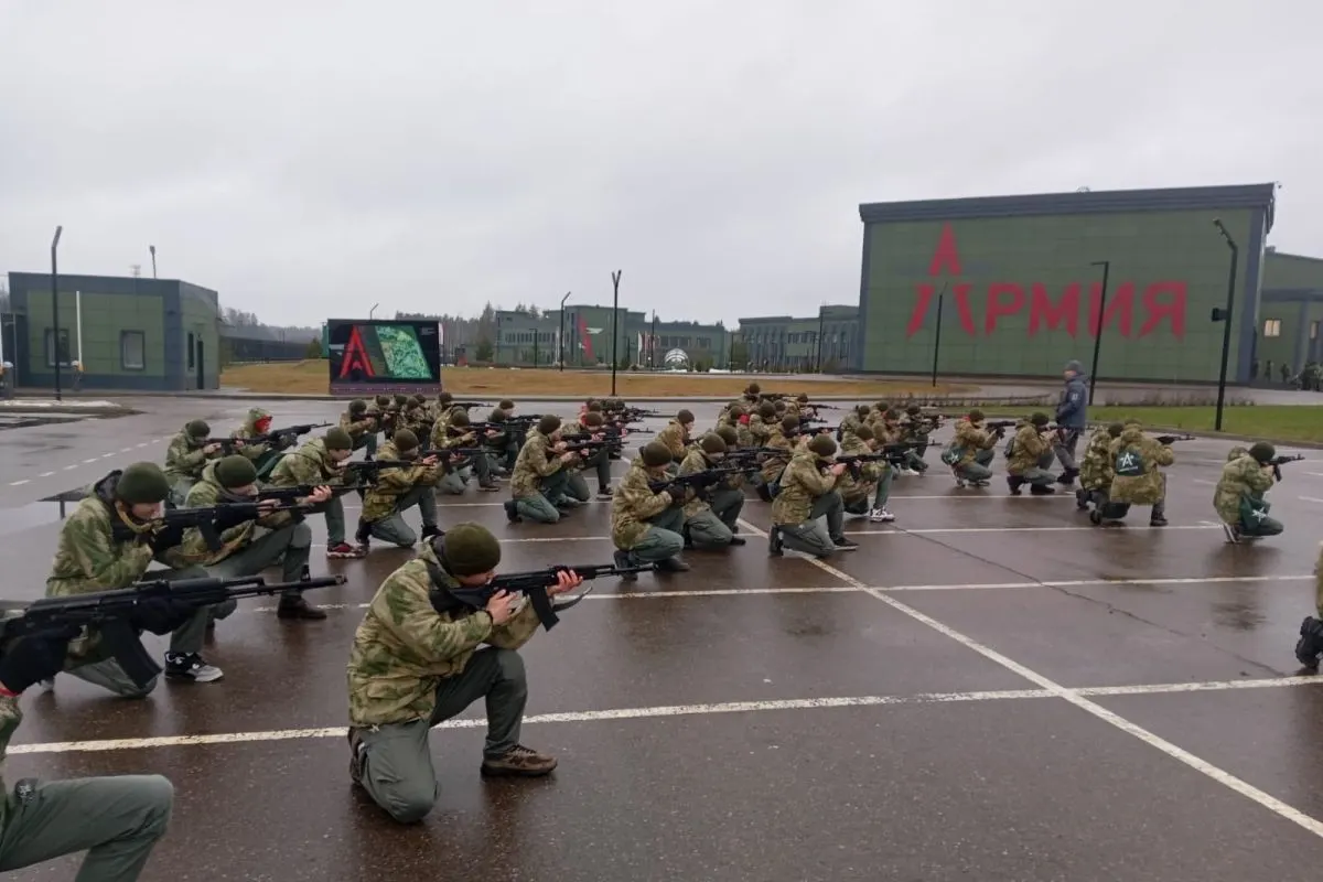 За последние пять лет из бюджета направили минимум 50 млрд руб. на создание и работу центров для обязательных военных сборов школьников. Большая часть средств ушла на сеть «Авангард», учащихся обучают стрельбе, обращению с оружием, тактике и управлению дронами, при этом подростки сообщают о попытках вербовки.