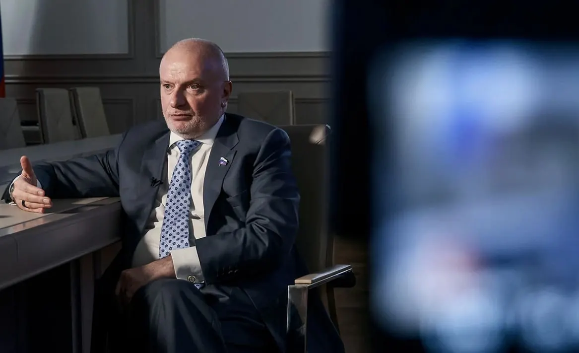 Новый закон позволяет изымать имущество граждан, покинувших Россию, если они совершили административное правонарушение, направленное против интересов государства. Глава комитета Совфеда Андрей Клишас заявил, что механизм обеспечит неотвратимость наказания при соблюдении прав.