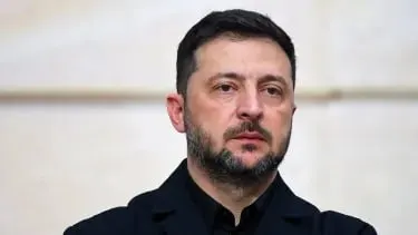 Президент Украины заявил о масштабных боевых действиях со стороны РФ — более 150 штурмовых действий, свыше сотни обстрелов и почти 10 тысяч ударов дронов-камикадзе. Украина пока воздерживается от дальнобойных ответных ударов, но готова на зеркальную реакцию.