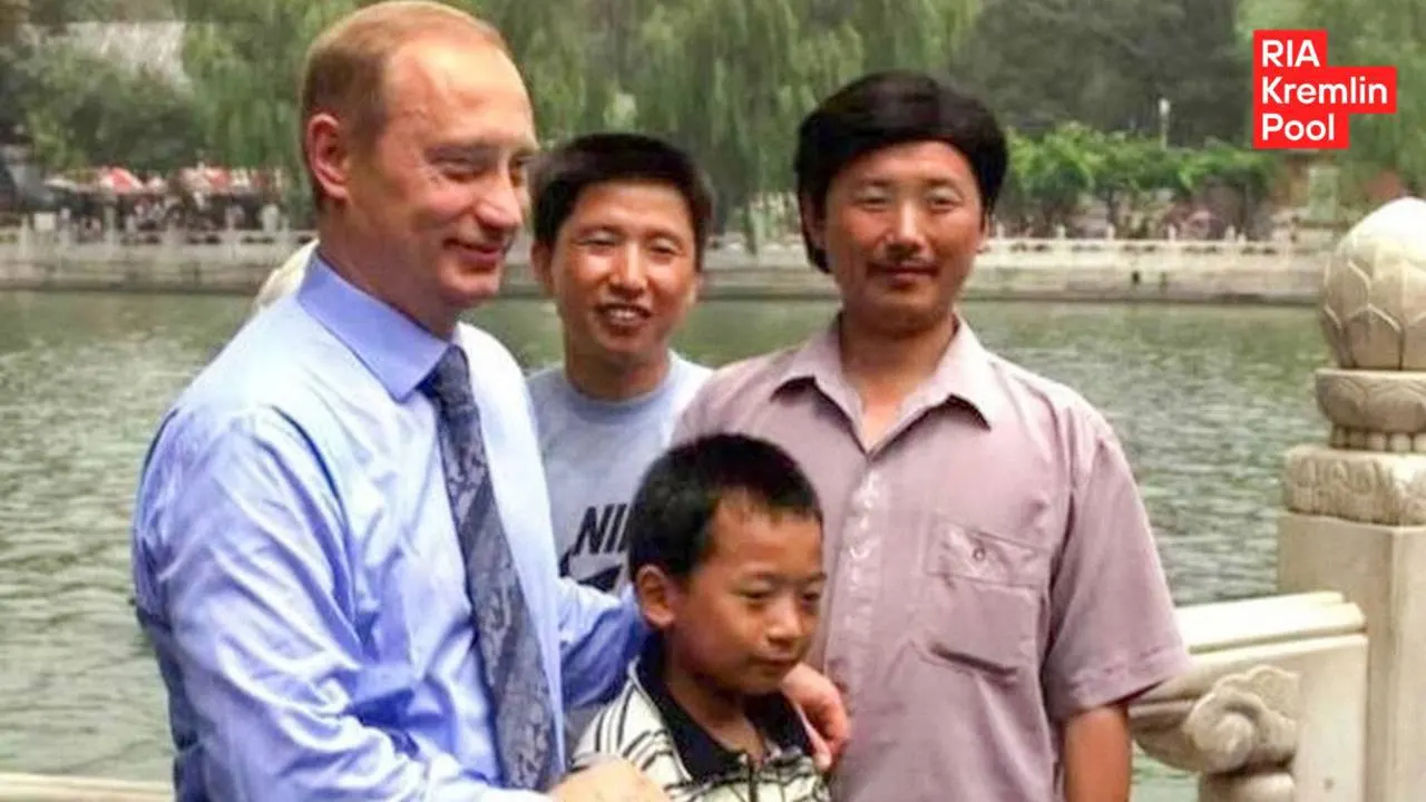 Президент встретился с мужчиной, с которым был запечатлён на снимке во время поездки в 2000 году: тот вырос, стал инженером и учился в Москве.